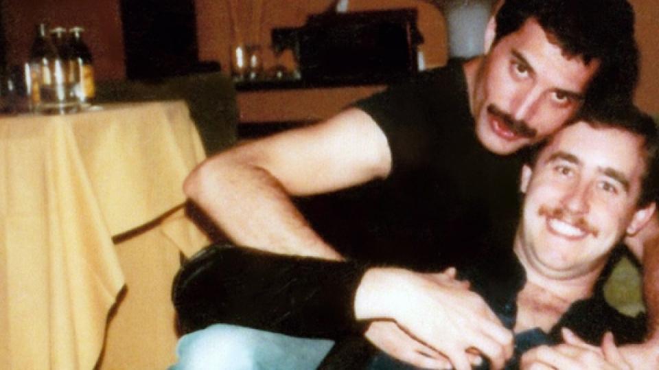 Freddie Mercury s Petrem Freestonem.